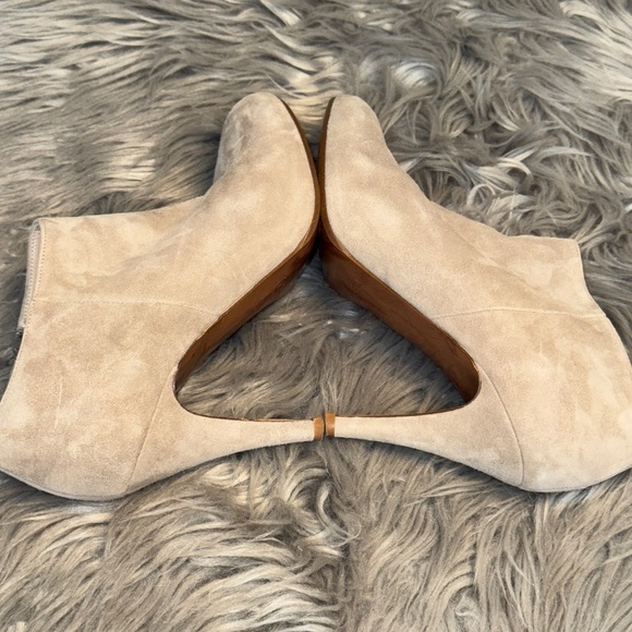EUC J.Crew Suede Metropolitan Bootie Light Grey Birch Size 8 - Picture 3 of 11